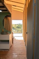 Bañera y ducha independientes, bañera de hidromasaje, toallas, shampoo