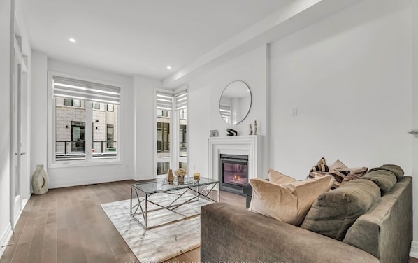 Smart TV, fireplace