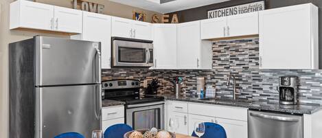 Casa, 4 habitaciones | Cocina privada | Refrigerador con congelador, microondas, horno y parrilla de estufa