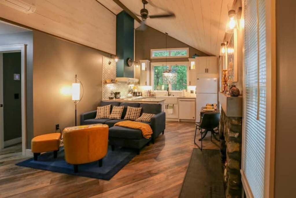 智能電視、壁爐、書籍