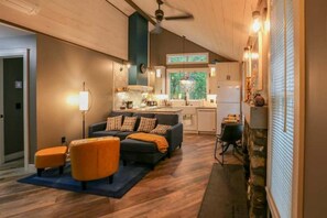 TV, fireplace, books - Updated cottage "Beriozka" on Cedar Lake (Chester)