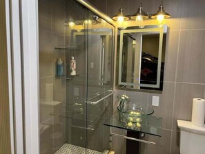 ヘアドライヤー、タオル、石鹸、シャンプー