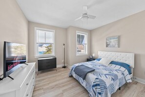 4 chambres, bureau, fer et planche à repasser, lit parapluie