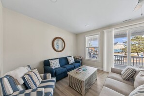 Smart TV, caminetto, videogiochi, tavolo da ping pong