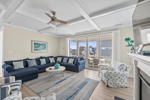 Smart TV, caminetto, videogiochi, tavolo da ping pong