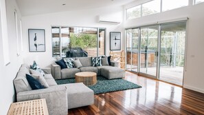 Smart TV, fireplace, DVD player, table tennis - River House - idyllic riverside and beach location (Kennett River)