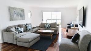 Televisor intel·ligent, llar de foc i reproductor de DVD 