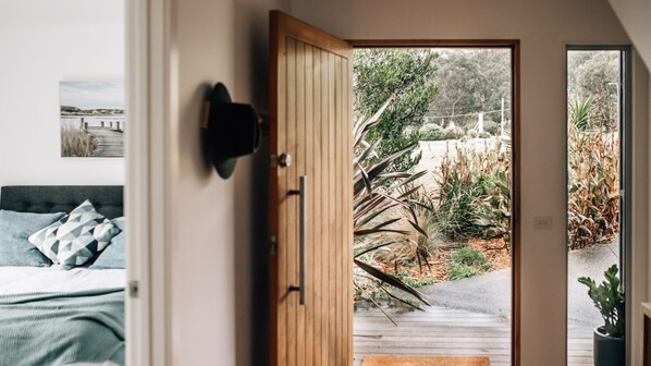 4 bedrooms, iron/ironing board, free WiFi, bed sheets - River House - idyllic riverside and beach location (Kennett River)