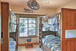 3 Schlafzimmer, Schreibtisch, Bügeleisen/Bügelbrett, Reisekinderbett