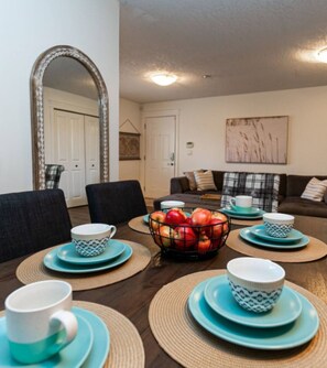 Dining - Cozy Renovated Oasis W Private Terrace & Parking. (Victoria)