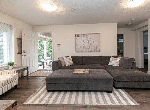 Cozy Renovated Oasis W Private Terrace & Parking.