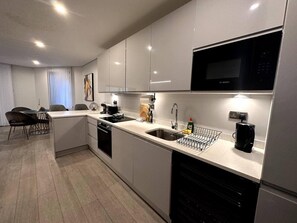 Frigorifero, microonde, forno, piano cottura