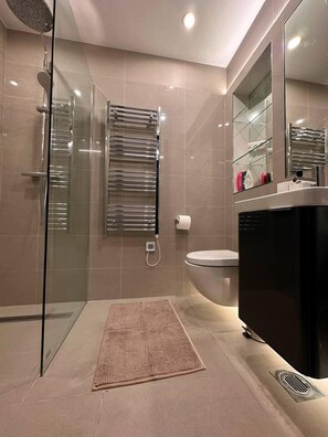 Combined shower/tub, deep soaking tub, towels - The Glamour of Shoreditch (London)