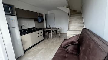 Apartamento superior | Área de estar | Smart TV 32 polegadas com canais digitais