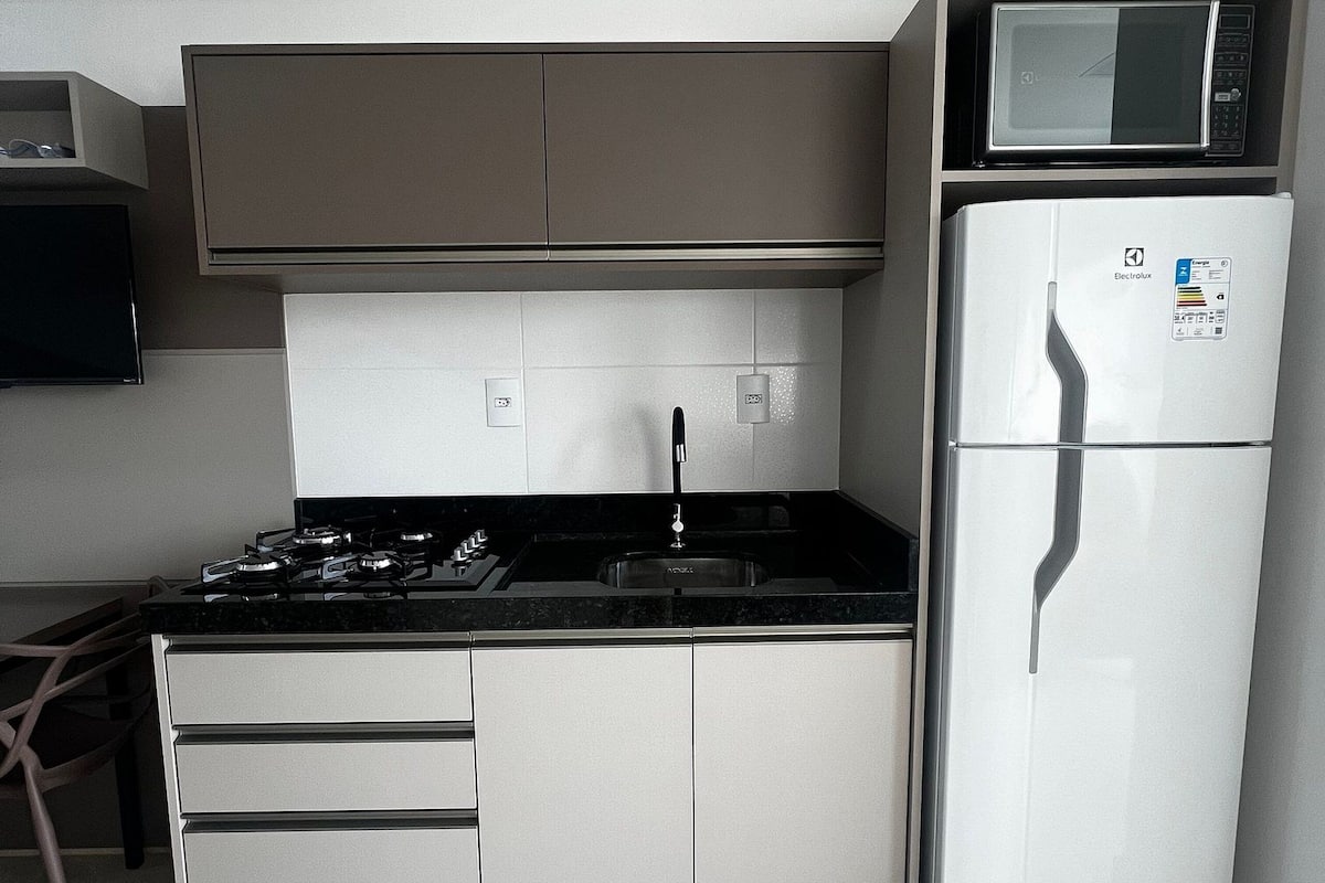 Deluxe Apartment | Private kitchen | Full-size fridge, microwave, cookware/dishes/utensils