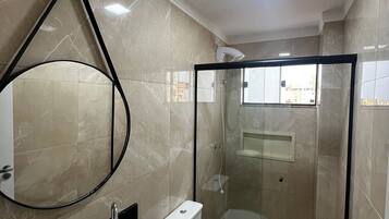 Appartement | Salle de bain | Douche, serviettes fournies
