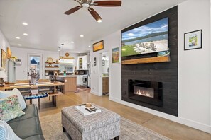 Smart TV, fireplace, offices - Colorado Classic w 77" HDTV | No Chores for Guests (Fort Collins)
