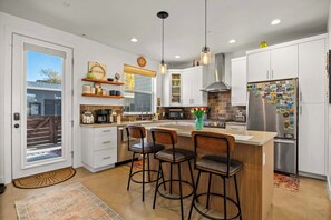 Fridge, microwave, oven, stovetop - Colorado Classic w 77" HDTV | No Chores for Guests (Fort Collins)