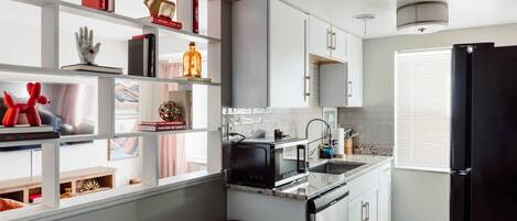 Réfrigérateur, micro-ondes, four, cafetière/bouilloire