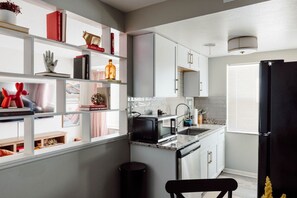 Kjøleskap, mikrobølgeovn, ovn og kaffetrakter/tekoker