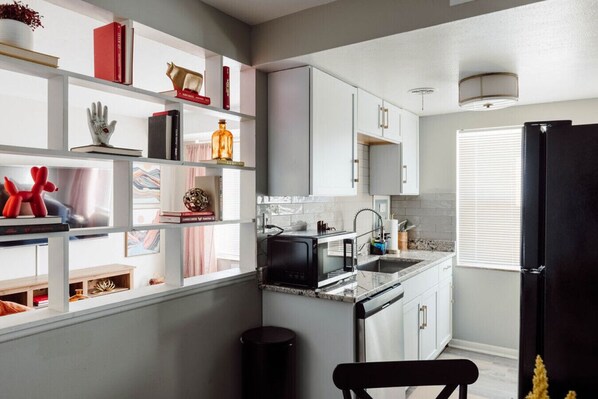 Fridge, microwave, oven, coffee/tea maker - Maple Heights Oasis - Libby Unit 5 (Maple Heights)