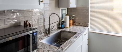 Refrigerador, microondas, horno, cafetera/tetera