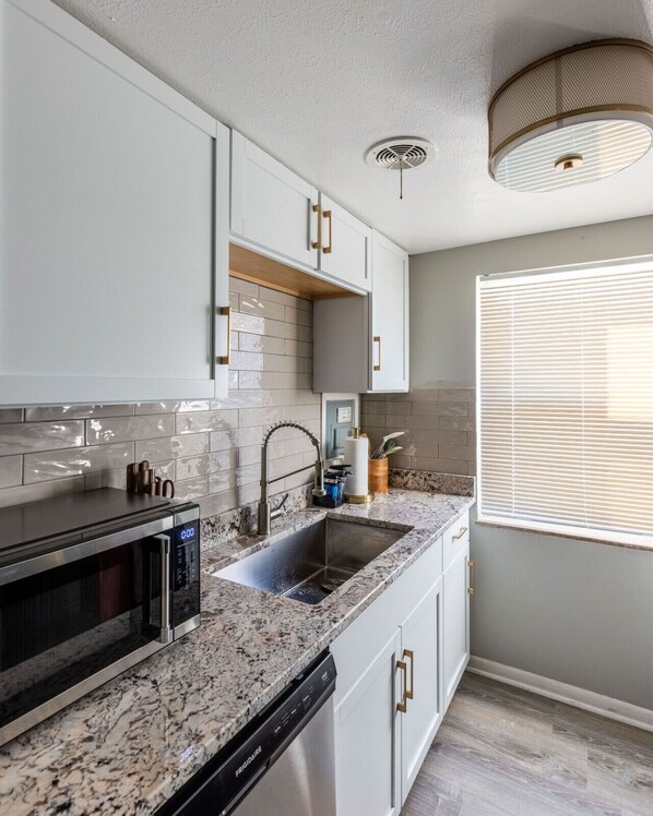 Refrigerador, microondas, horno, cafetera/tetera