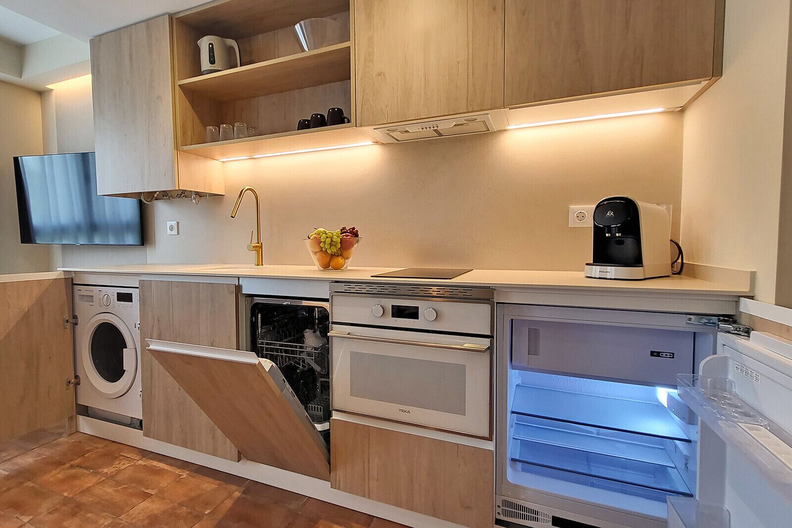 Een koelkast, een microgolfoven, een oven, een vaatwasser