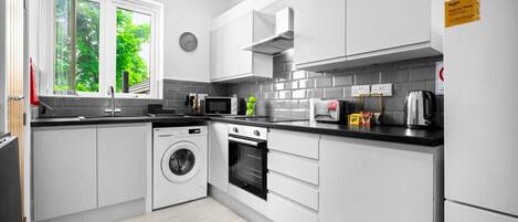 Køleskab, mikrobølgeovn, ovn, kogeplade