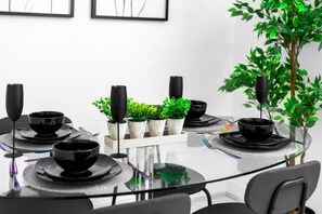 Dining - Luxury 2 Bedroom Apartment  - WiFi - Smart TV (Birmingham)