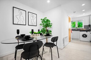 Dining - Luxury 2 Bedroom Apartment  - WiFi - Smart TV (Birmingham)