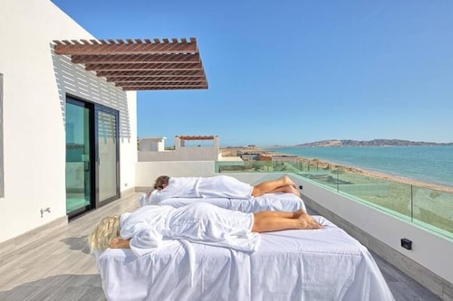 Sunset Beach House Ocean Front Hot Tub & Pool