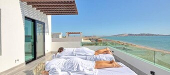 Sunset Beach House Ocean Front Hot Tub & Pool