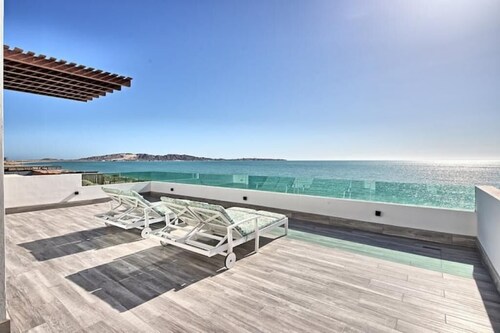 Sunset Beach House Ocean Front Hot Tub & Pool
