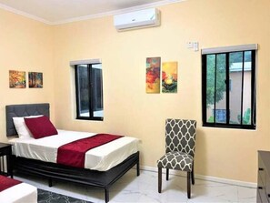 2 habitaciones, escritorio, tabla de planchar con plancha y wifi gratis 