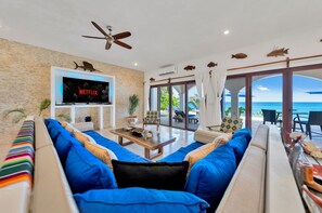 Living area - CASA ROCA CHAAC Owner Suite / Ocean Front  / Spacious / Quiet / Parking / (Isla Mujeres)