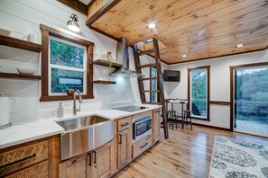 Frigorífico, microondas, horno y placa de cocina