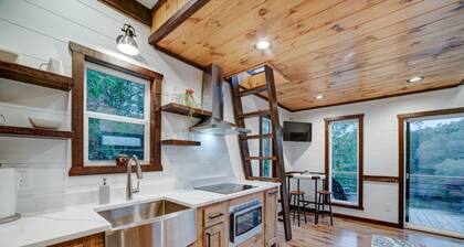 Hot Tub • Fire Pit • Walk to Blue Ridge Lake • Dog Friendly