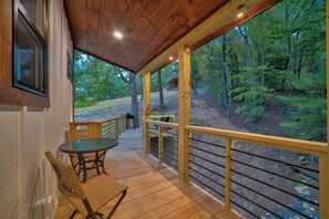 Outdoor dining - Hot Tub • Fire Pit • Walk to Blue Ridge Lake • Dog Friendly (Morganton)
