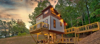 Hot Tub • Fire Pit • Walk to Blue Ridge Lake • Dog Friendly