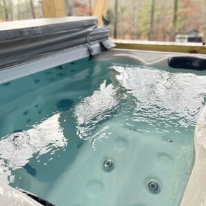 Outdoor spa tub - Hot Tub • Fire Pit • Walk to Blue Ridge Lake • Dog Friendly (Morganton)