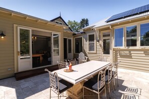 A house with a patio, a dining table, and chairs. - Coryong - A grand residence, 500m from Leura mall (Leura)