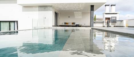 Una piscina al aire libre