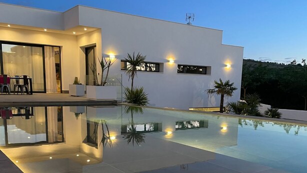 A modern house with a swimming pool, large windows, and outdoor seating. - Villalemar Alojamiento Rural 5 Estrellas (Urda)
