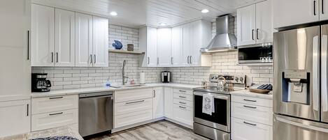 Refrigerador, microondas, horno y parrilla de estufa