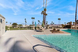 Een verwarmd zwembad