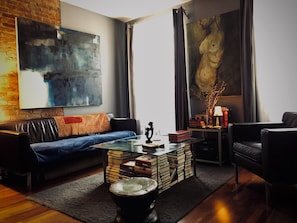 Télévision, lecteur de DVD, livres, médiathèque