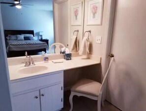 3 bedrooms, iron/ironing board, free WiFi, bed sheets - Family size Home, just outside Atl, Close to Lake Lanier, Stone Mnt, and I-85. (Lilburn)