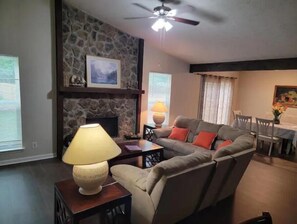 Smart TV, fireplace - Family size Home, just outside Atl, Close to Lake Lanier, Stone Mnt, and I-85. (Lilburn)