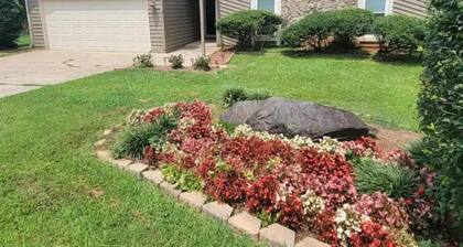 Family size Home, just outside Atl, Close to Lake Lanier, Stone Mnt, and I-85.